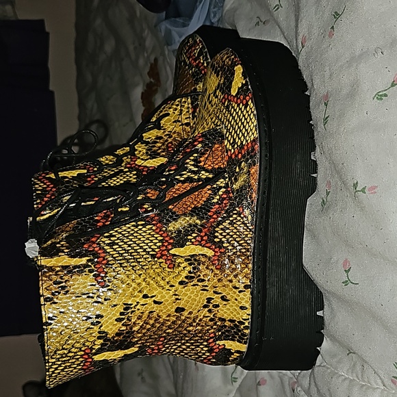 Shoe - Picture 3 of 4